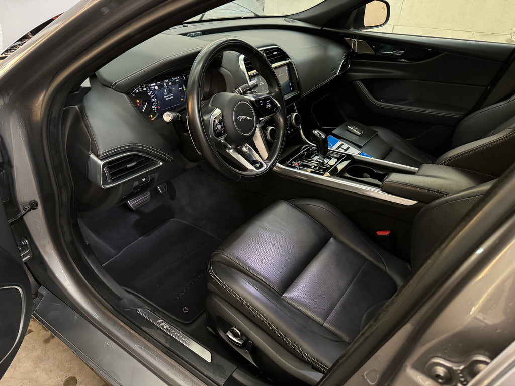 2023 Jaguar XE D200 Aut. R-Dynamic Black