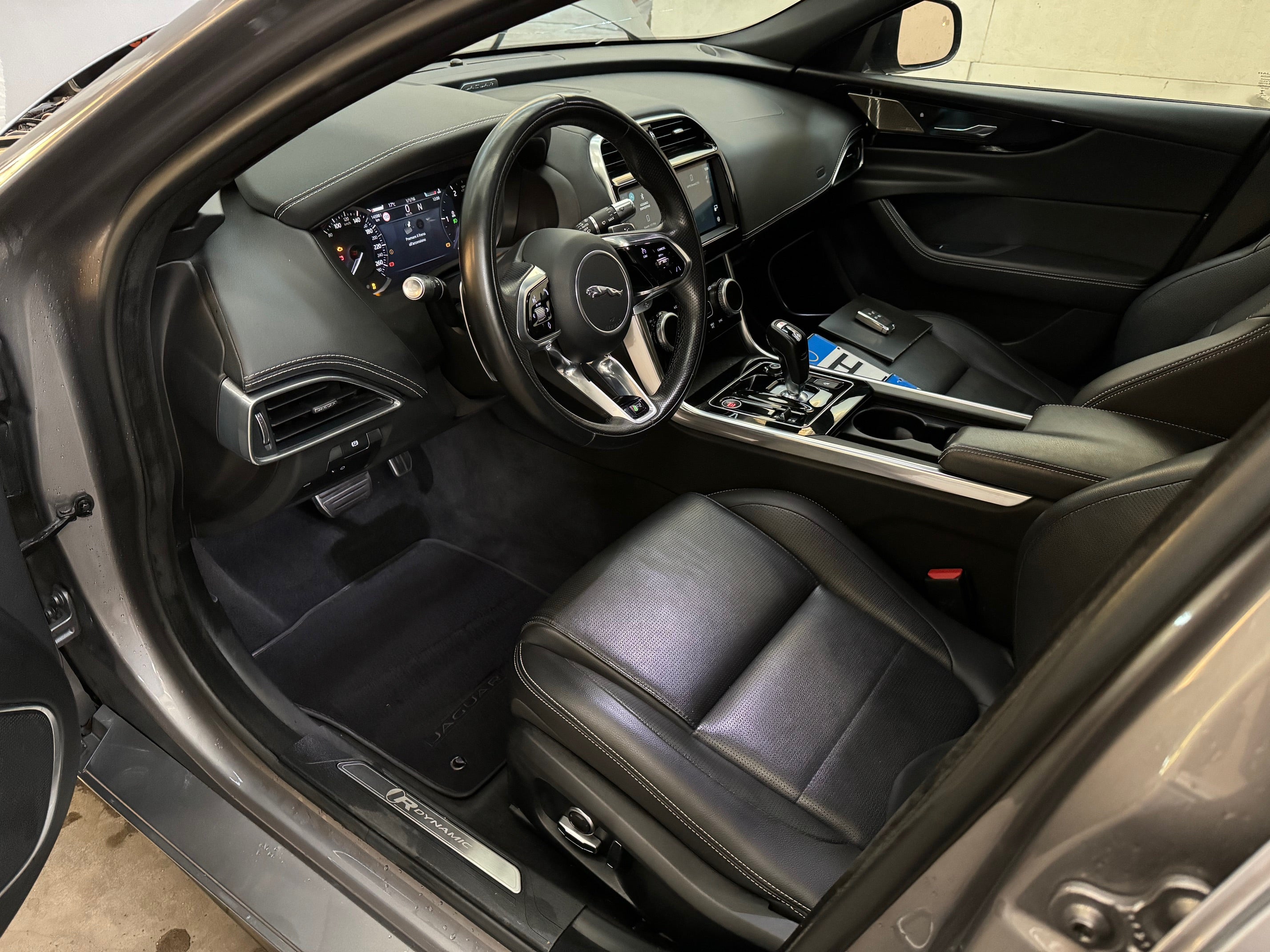 2023 Jaguar XE D200 Aut. R-Dynamic Black