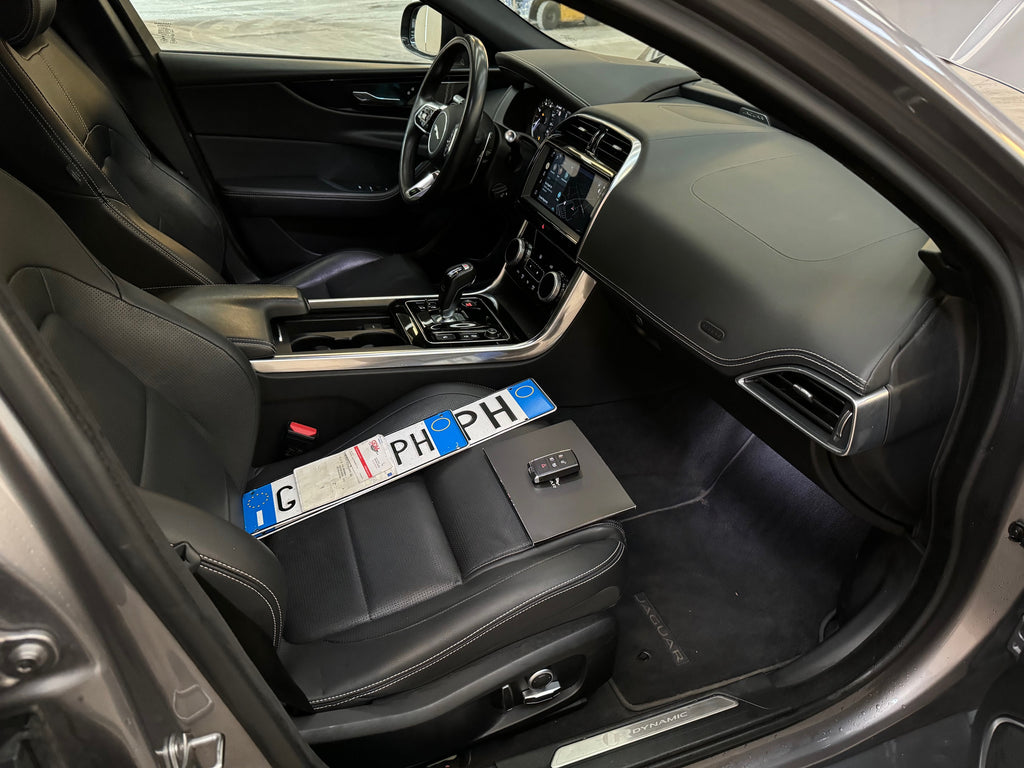 2023 Jaguar XE D200 Aut. R-Dynamic Black