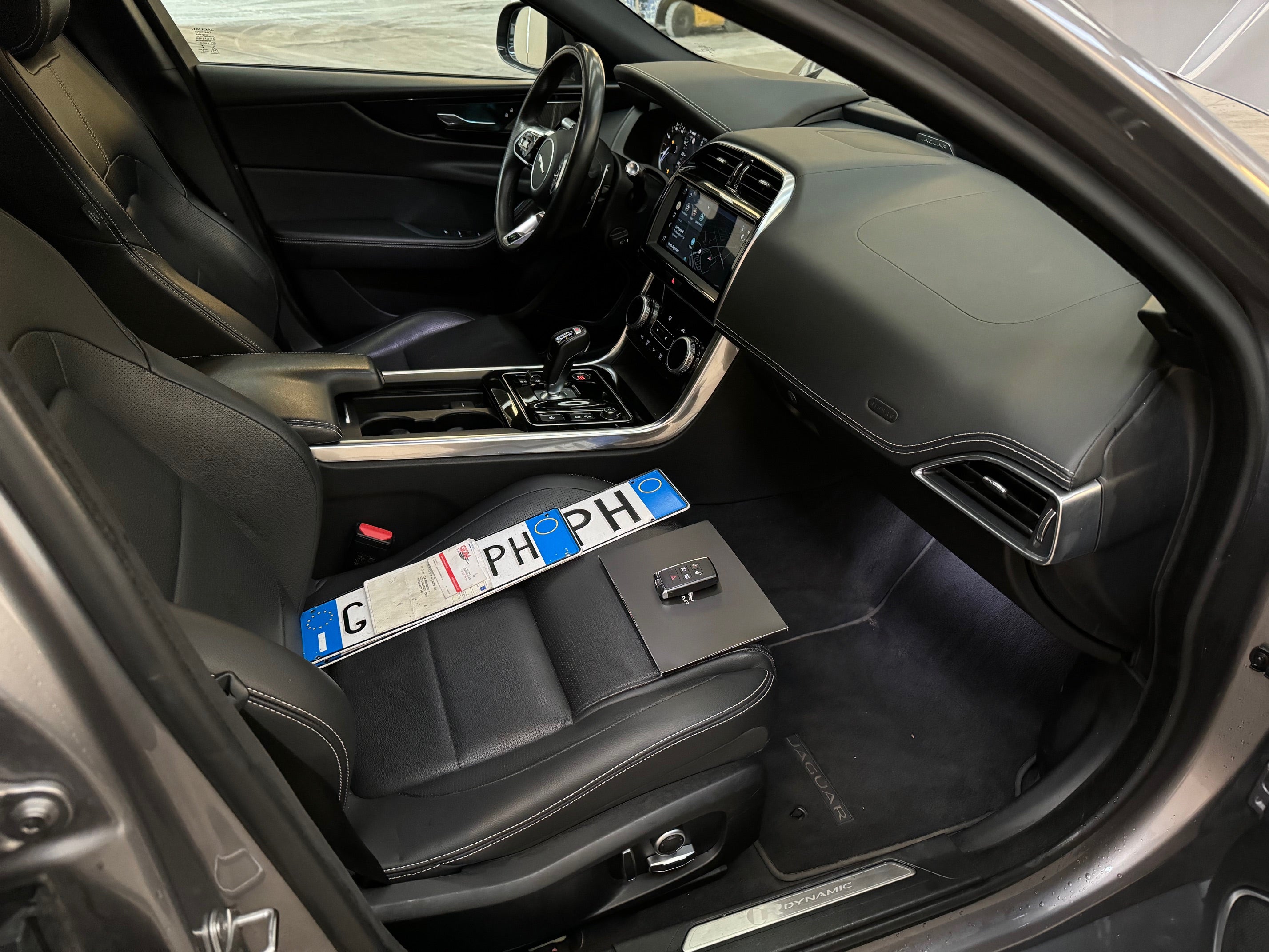 2023 Jaguar XE D200 Aut. R-Dynamic Black