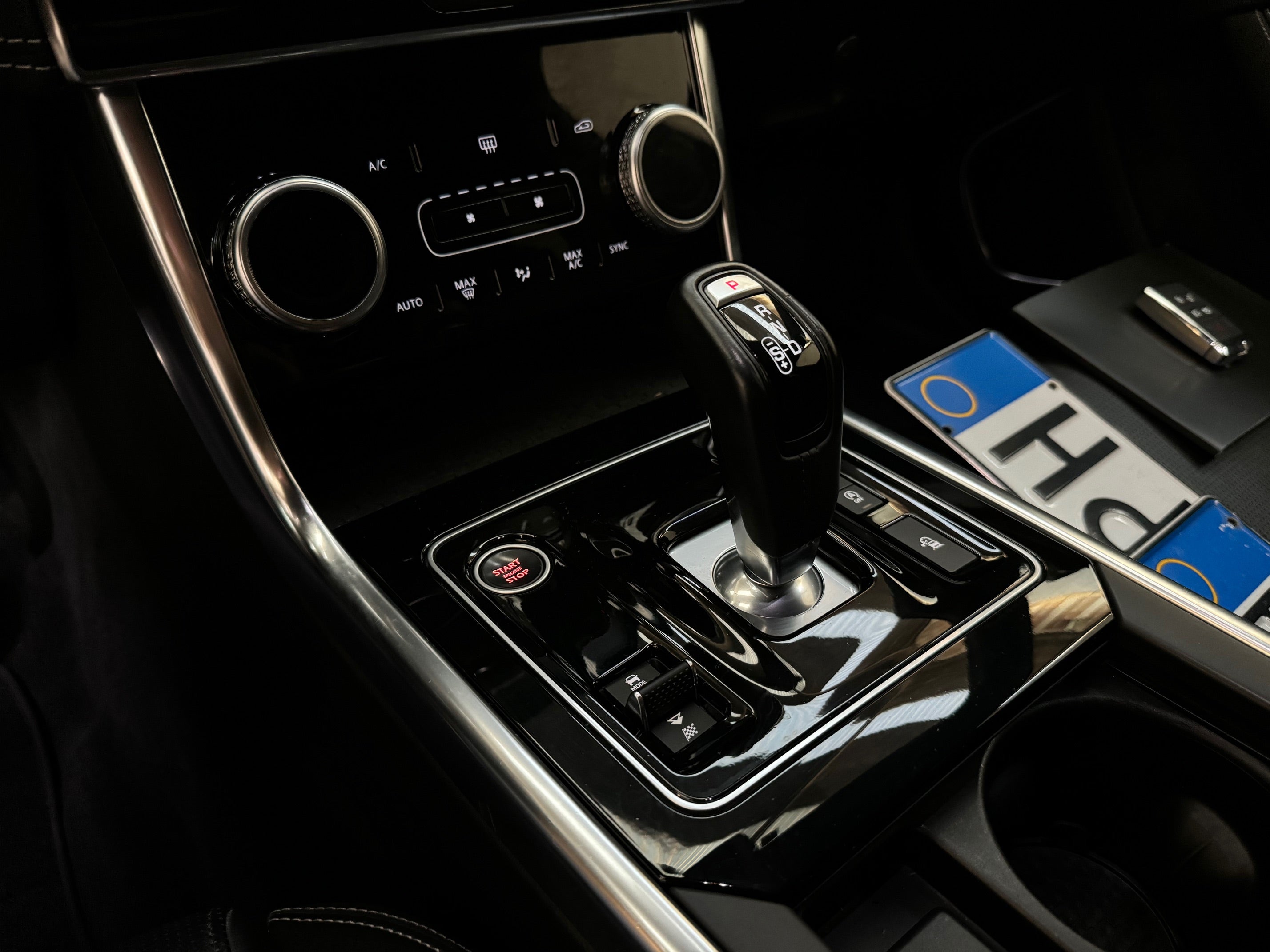 2023 Jaguar XE D200 Aut. R-Dynamic Black