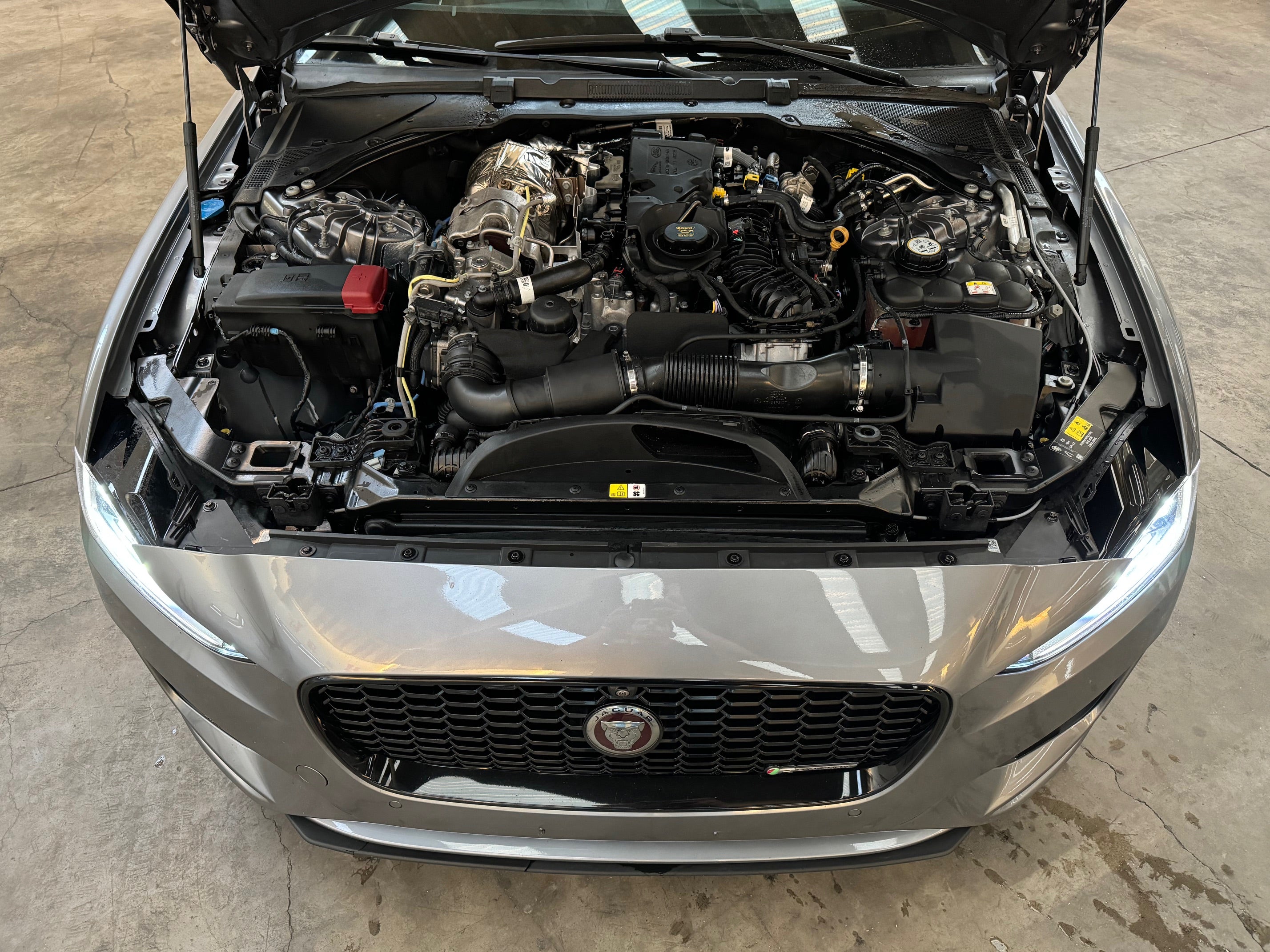 2023 Jaguar XE D200 Aut. R-Dynamic Black