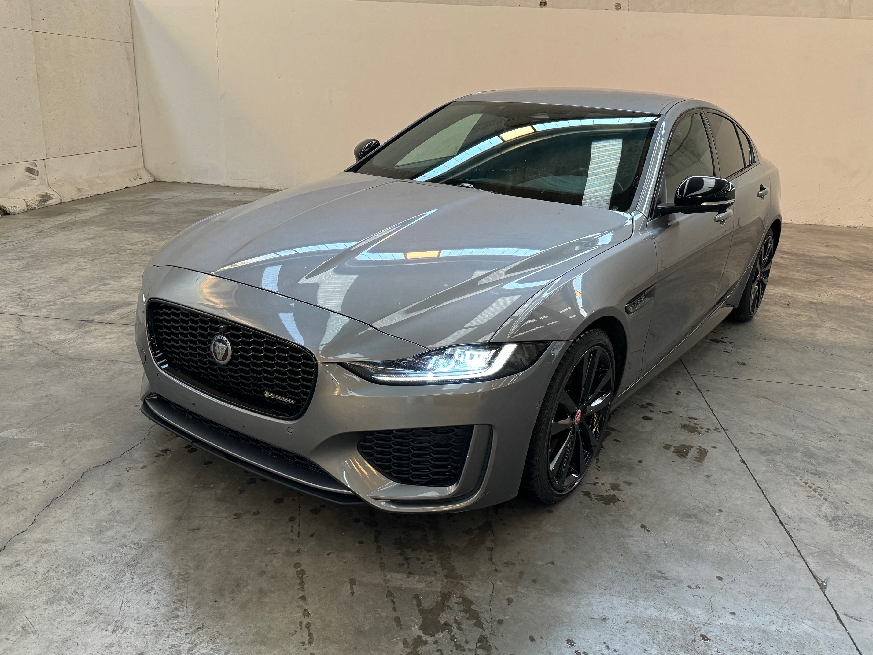 2023 Jaguar XE D200 Aut. R-Dynamic Black